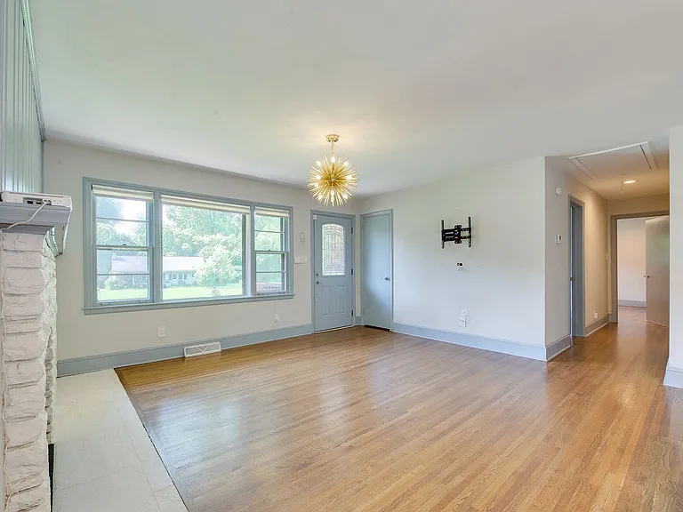 3921 Sheffield Dr — Photo 6