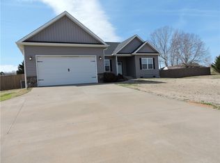 420 Sparrow Dr, Seneca, SC 29678