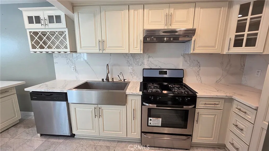 3 bed, 2.5 bath, 1175 sqft, $3,700 — Photo 3