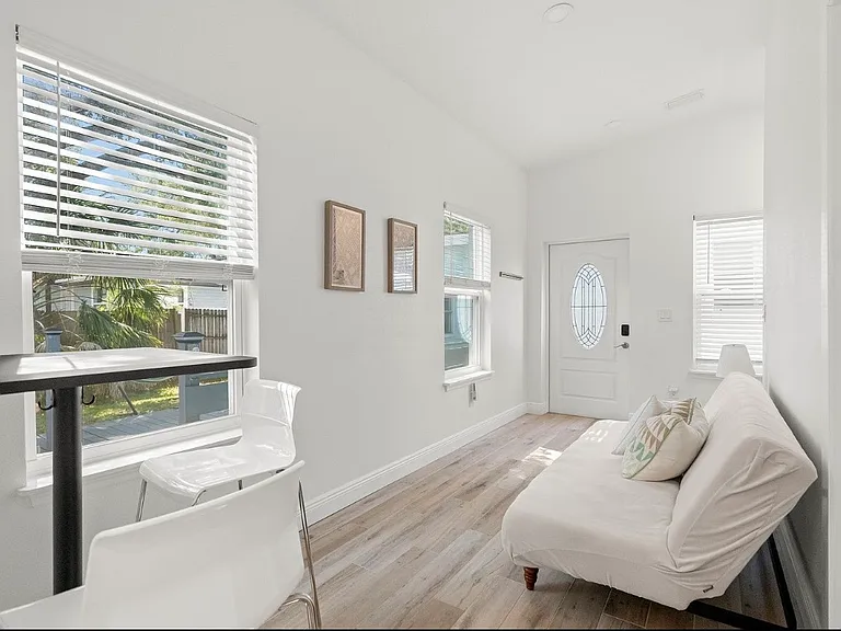 548 Bay St — Photo 4