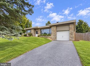 705 Hedgerow Dr, Broomall, PA 19008