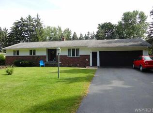 6302 Badger Dr, Lockport, NY 14094