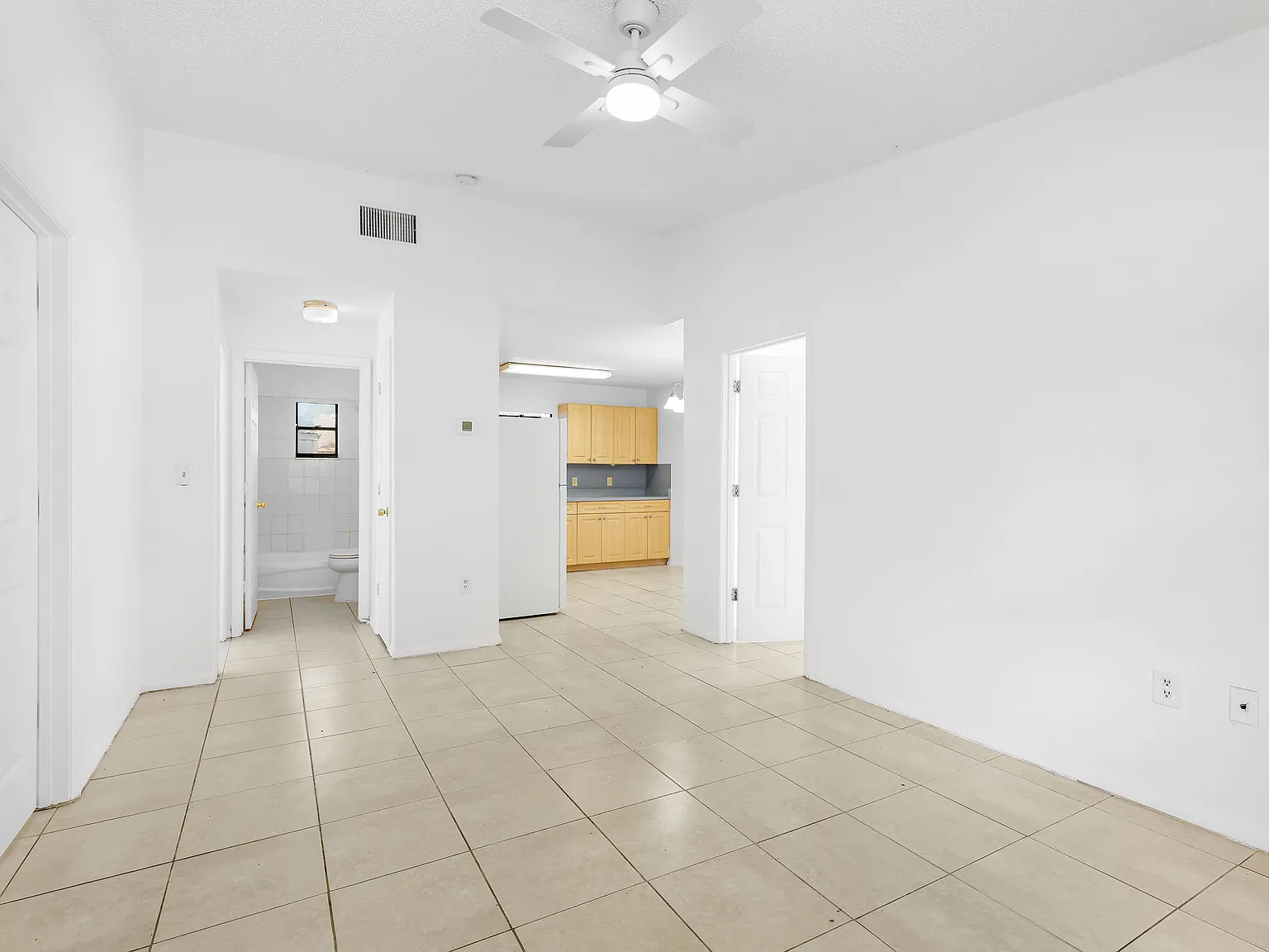 3 bed, 986 sqft, $2,000 — Photo 3