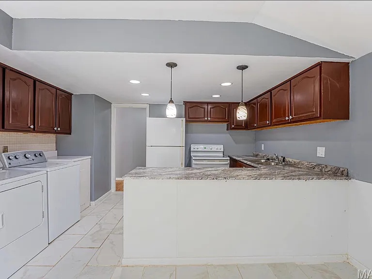 2525 Fox Hills Dr — Photo 3