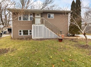 8 Thrush Rd, Carpentersville, IL 60110