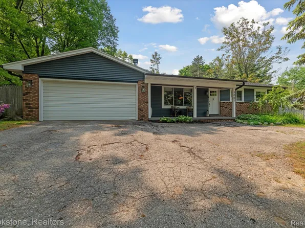 5007 Clearview Dr, Clarkston, MI 48348