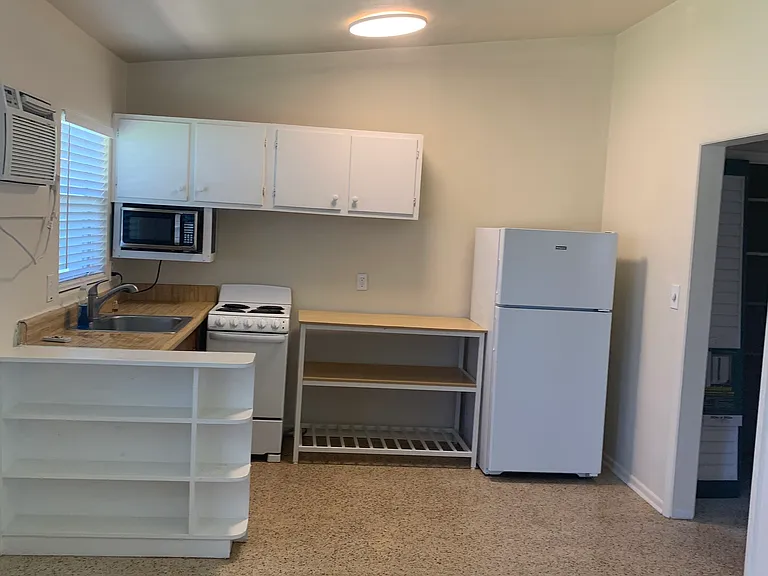 379 N Brevard Ave — Photo 2