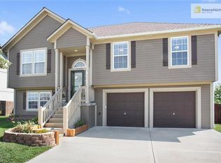 22007 Setters Pointe Blvd, Peculiar, MO 64078