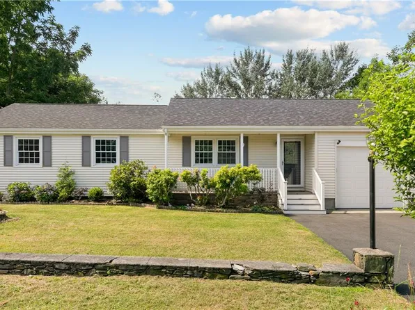 78 Bourbon St, Portsmouth, RI 02871