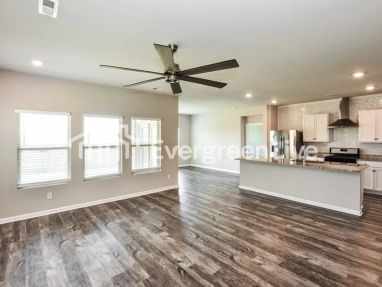 127 Rolling Green Dr — Photo 5