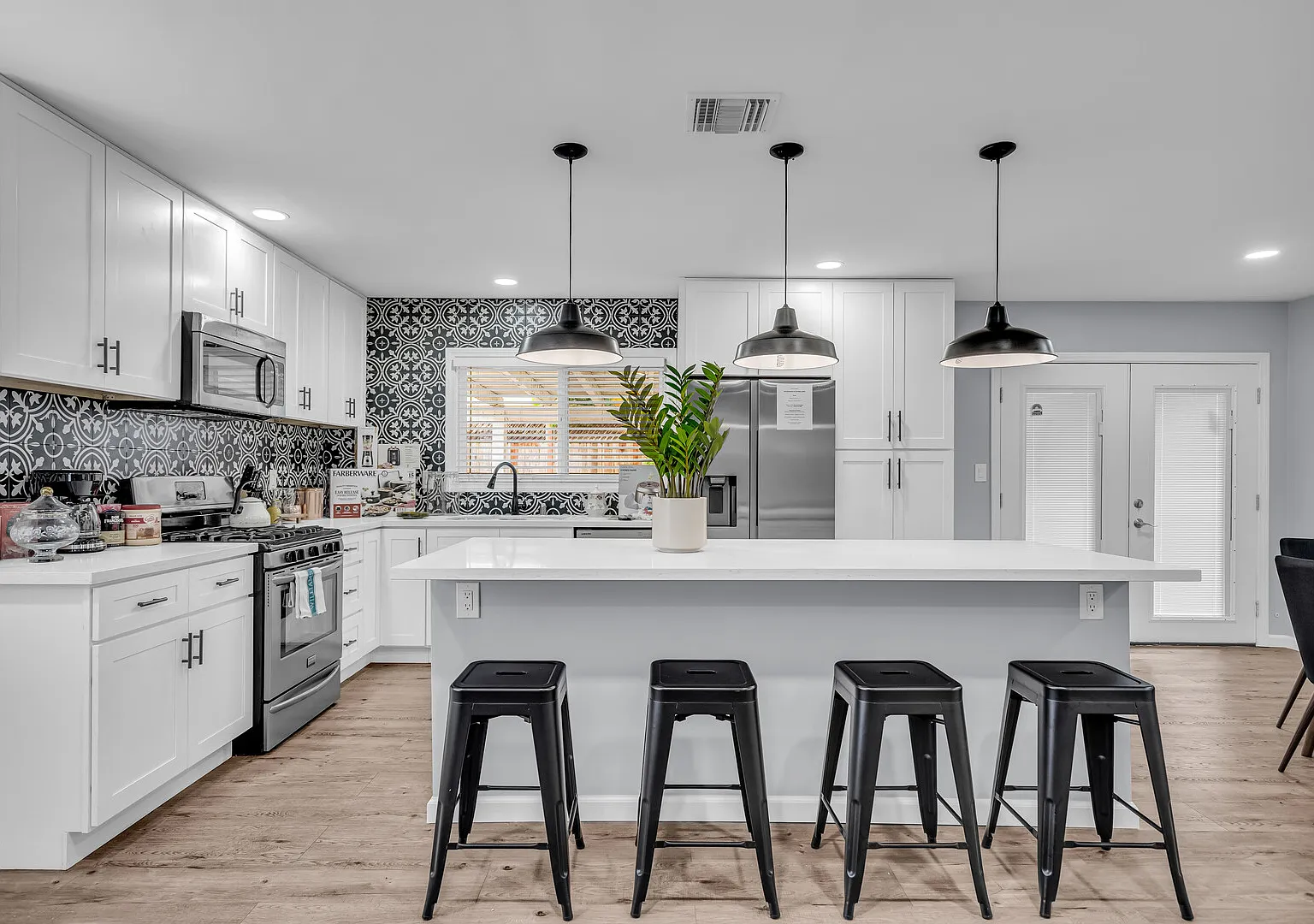 Luxury Simi Valley Stay | Designer Home + Gym — Photo 2