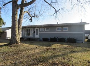 15 Arizona Dr, Decatur, IL 62526