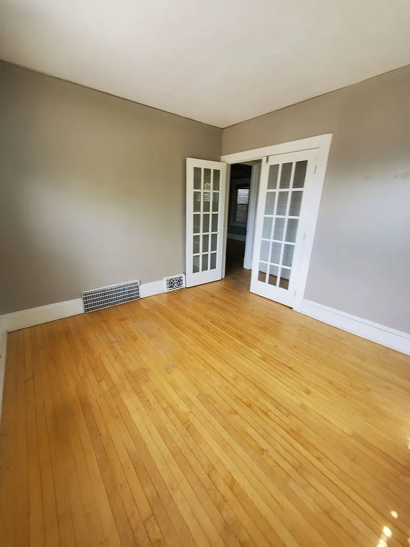 1832 E Windsor Pl — Photo 2