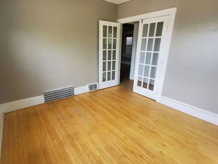 1832 E Windsor Pl — Photo 2