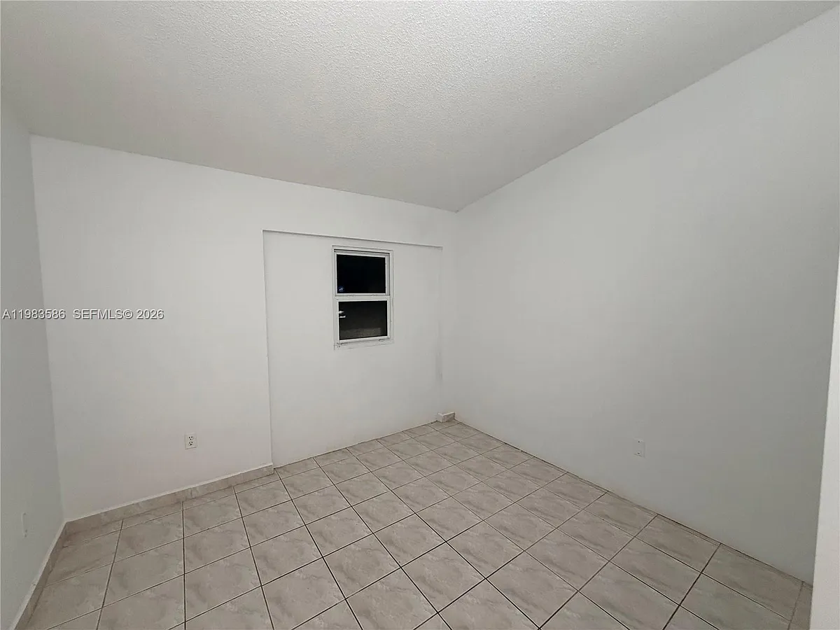 Building Photo - 927 NE 199th St #206