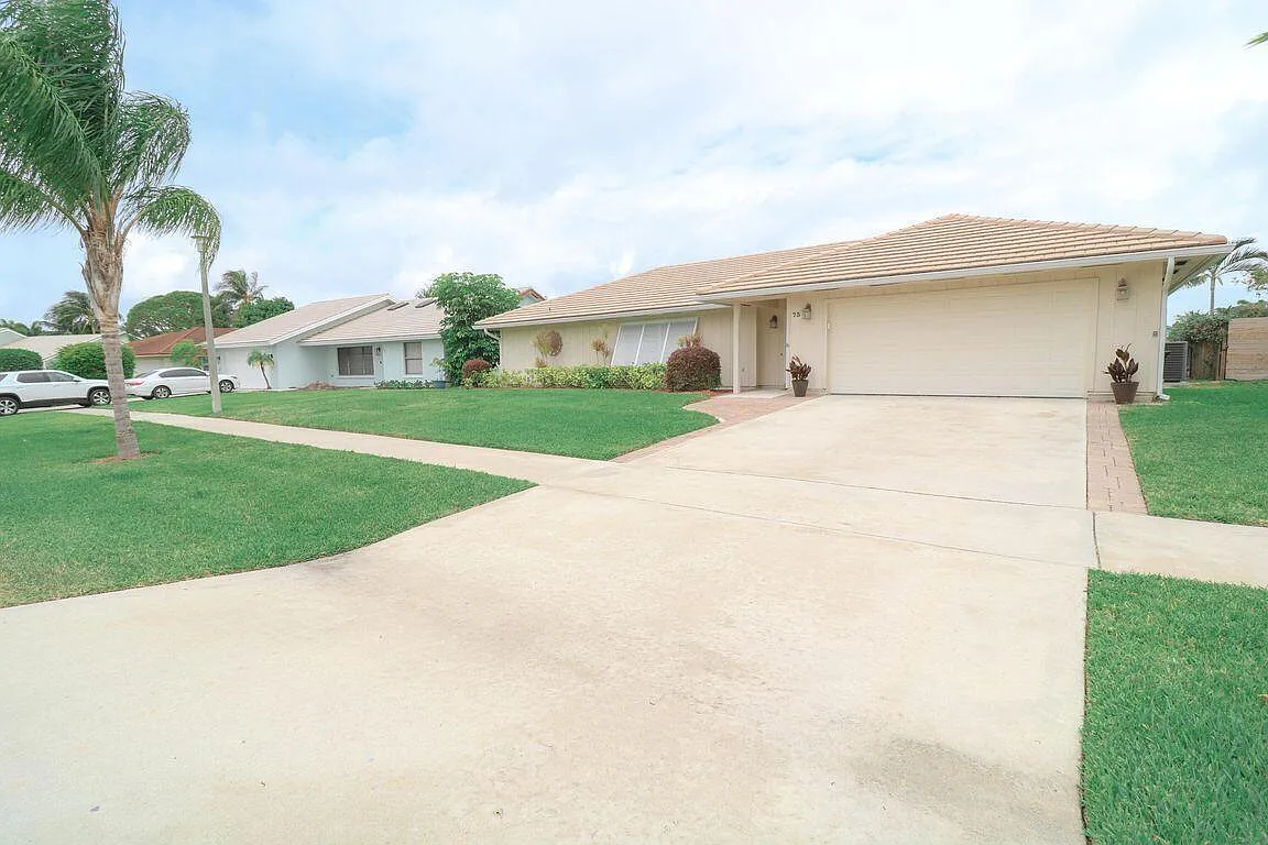 3 bed, 2.0 bath, 1626 sqft, $3,995 — Photo 2