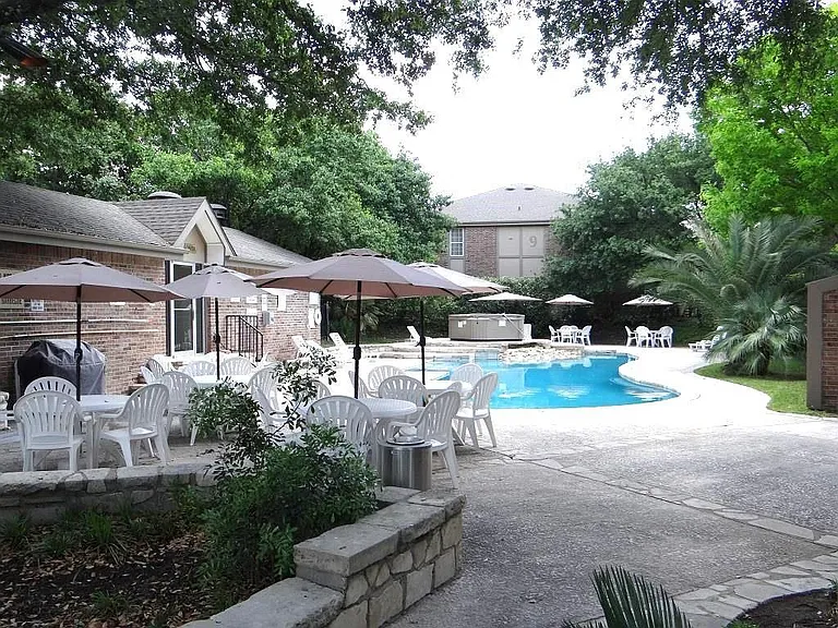 7685 Northcross Dr #323 — Photo 3