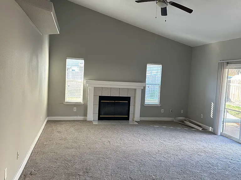 1861 Parkwood Dr — Photo 6
