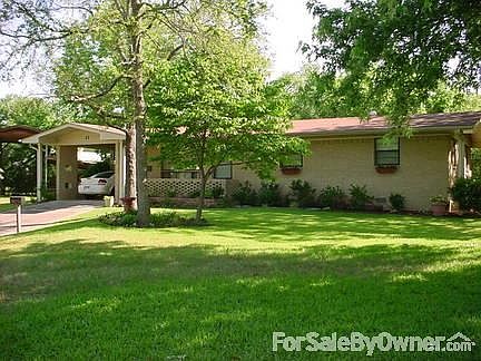 1 STORY RANCH STYLE HOUSE
						:
						House sits at end of cul de sac on large pie shaped lot