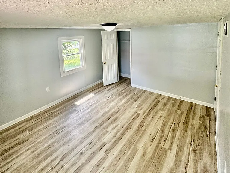 102 Crabtree Dr — Photo 4