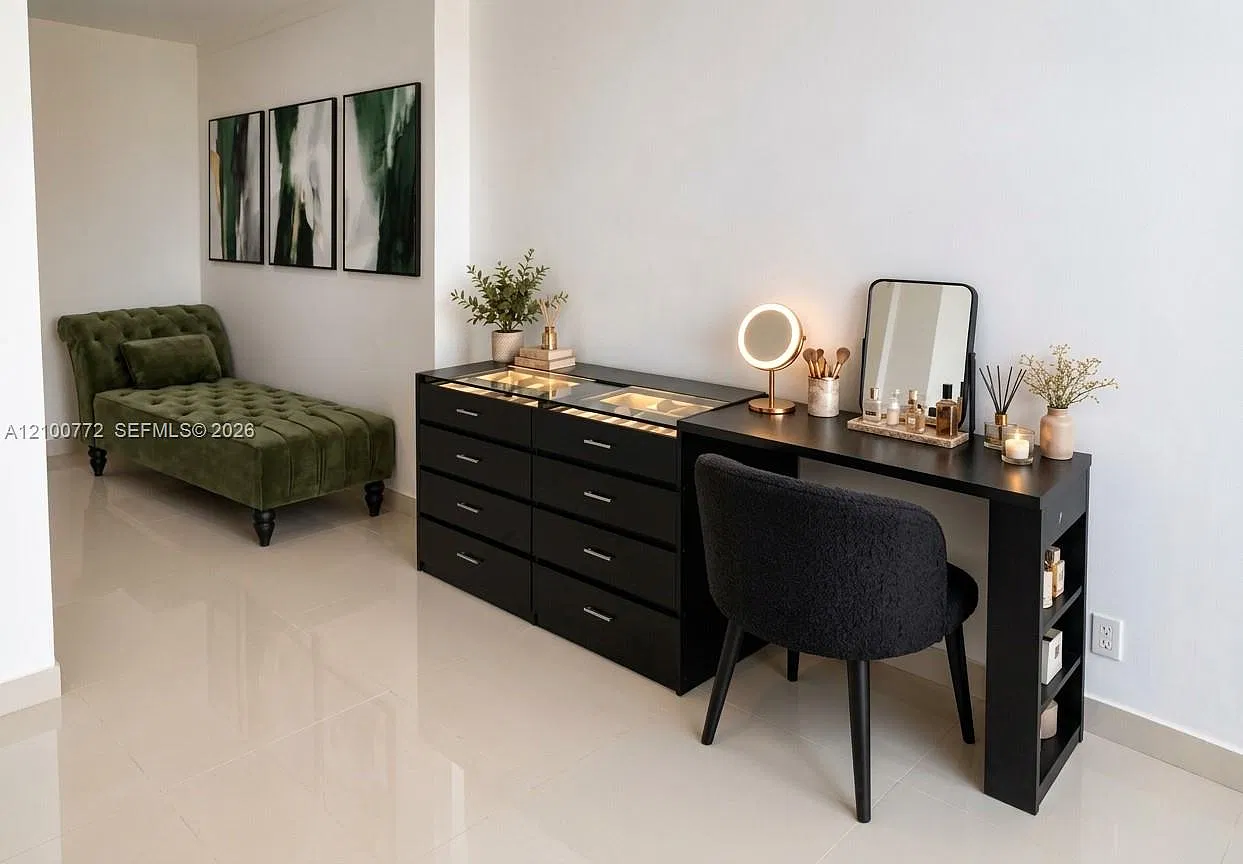Opera Tower Condo — Photo 2