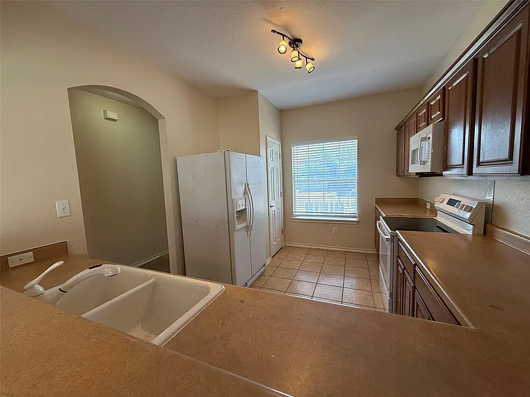 11606 Hereford St — Photo 7