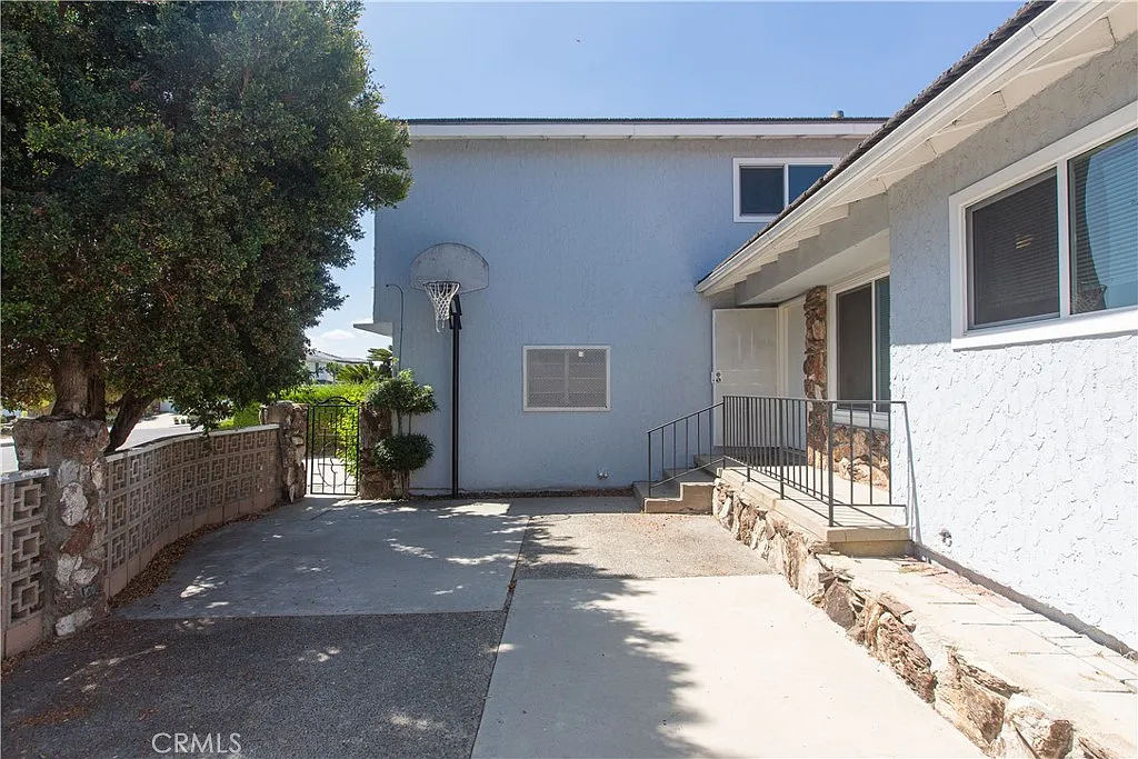4 bed, 2.5 bath, 2077 sqft, $4,700 — Photo 2