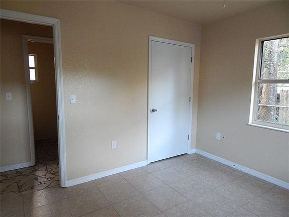 5th image of 1035 SE 4th Ave
