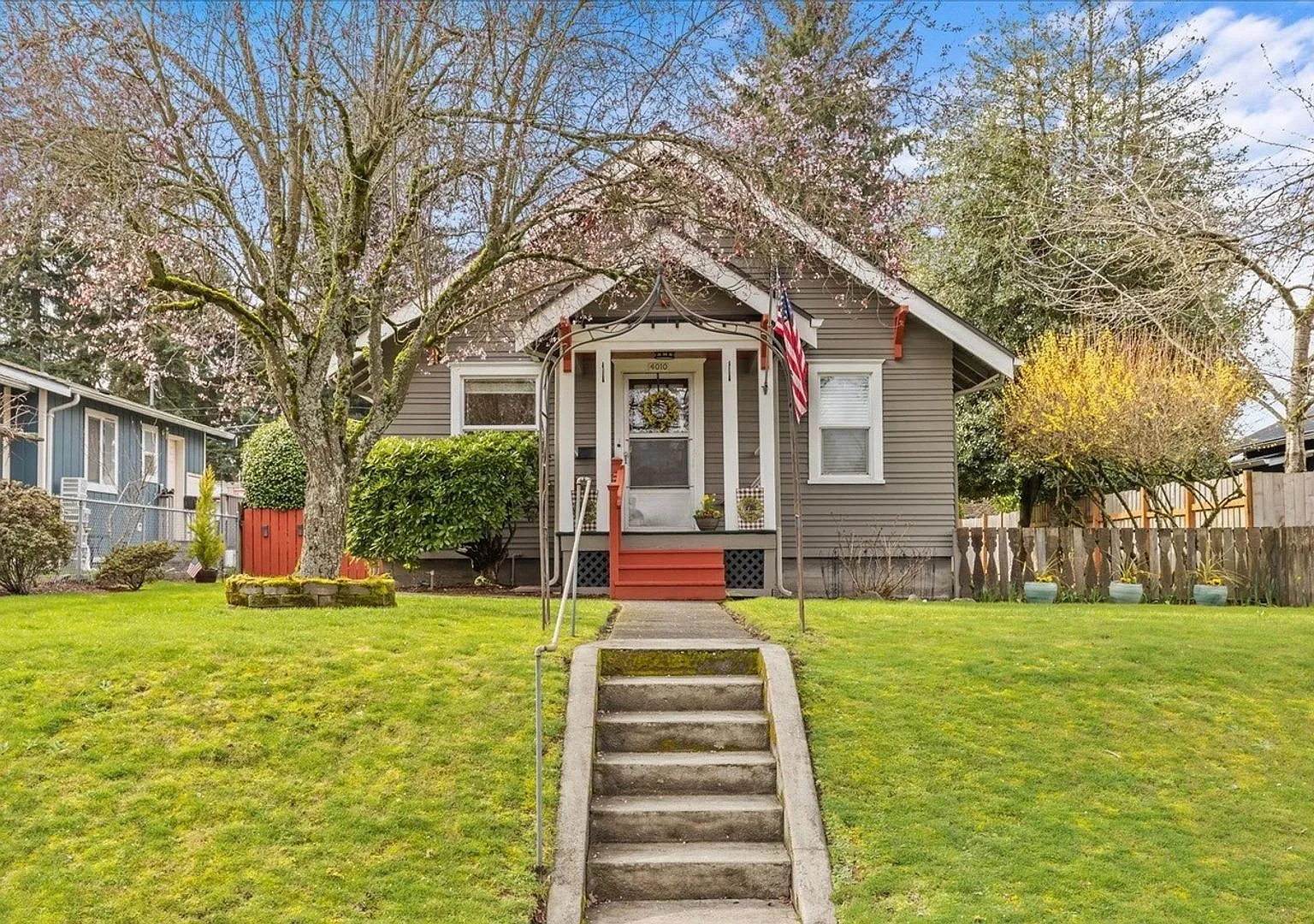 Charming 2 Bedroom Home in Tacoma — Photo 1