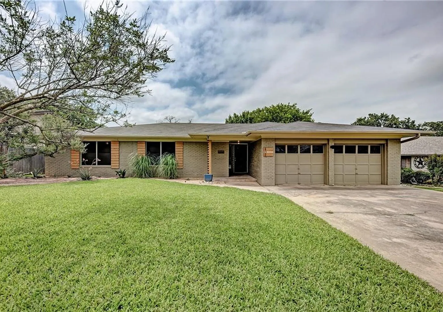 Georgetown home for lease - 3 bedrooms and 2 bathrooms in San Garbiel Heights — Photo 1