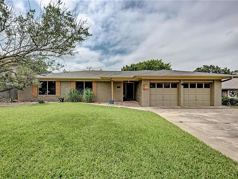402 Greenwood Dr — Photo 1