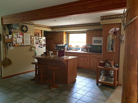 Spacious kitchen w island