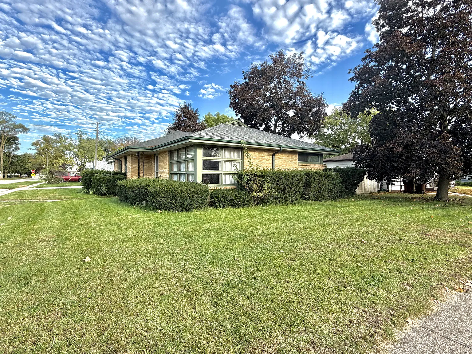 3 bed, 1.5 bath, 2362 sqft, $2,050 — Photo 2
