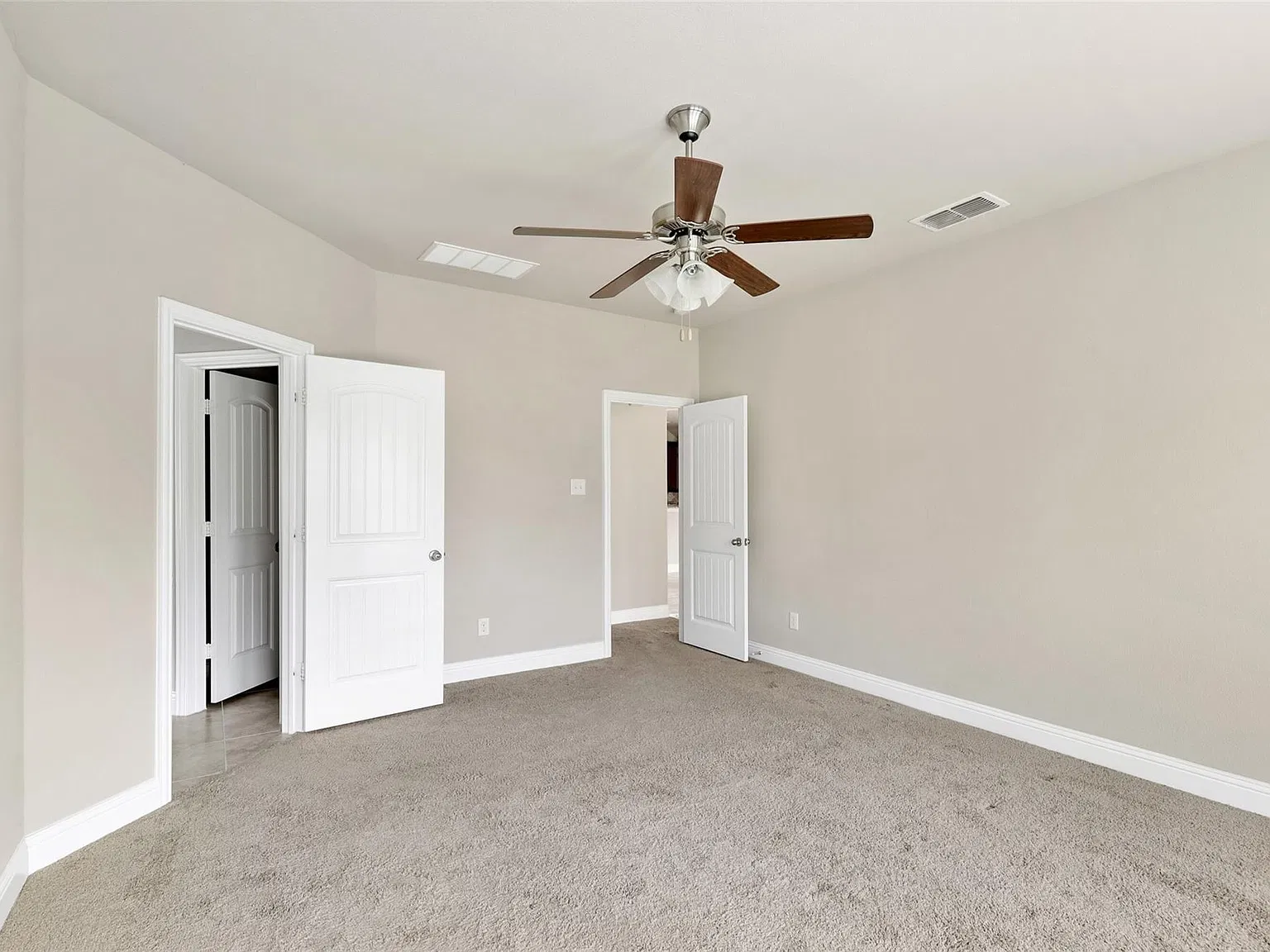 3 bed, 1870 sqft, $2,200 — Photo 3