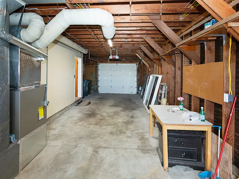 446 Niantic Ave — Photo 5