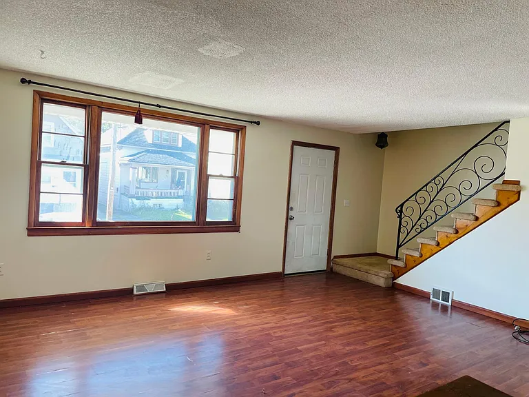 33 Wanda Ave #1 — Photo 4