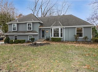 10518 Cherokee Ln, Leawood, KS 66206