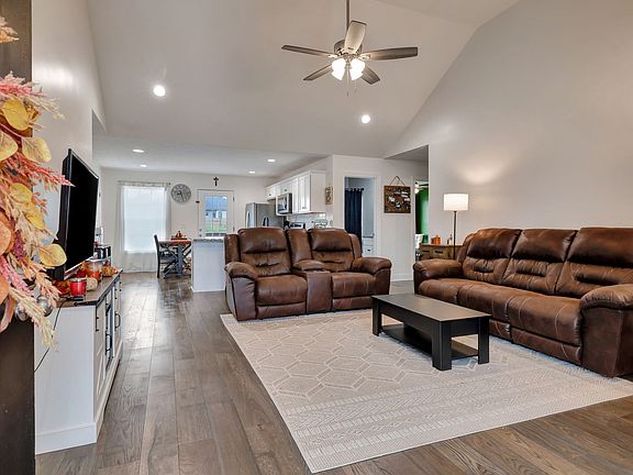 4th image of 215 Graham Way
