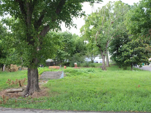 304 South St, Flippin, AR 72634