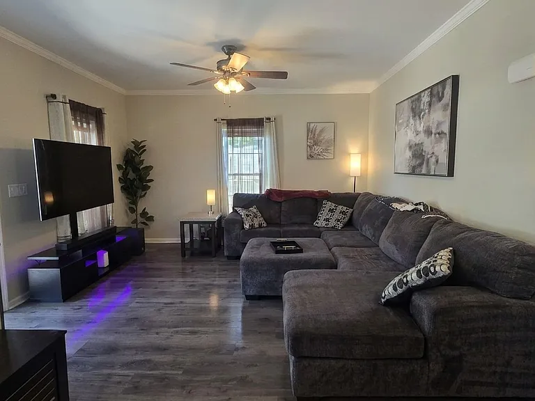 402 Gloucester Ave — Photo 2