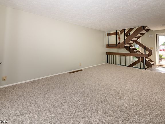 5th image of 292 Deepwood Dr