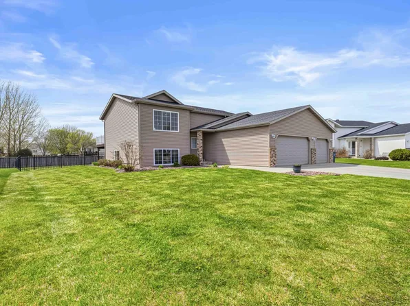 1911 35th Street Cir S, Moorhead, MN 56560