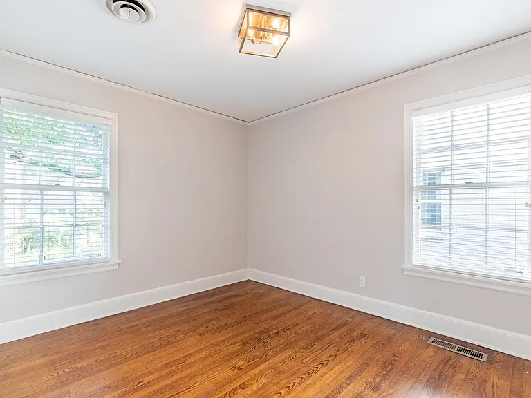 380 Holmes Cir — Photo 13
