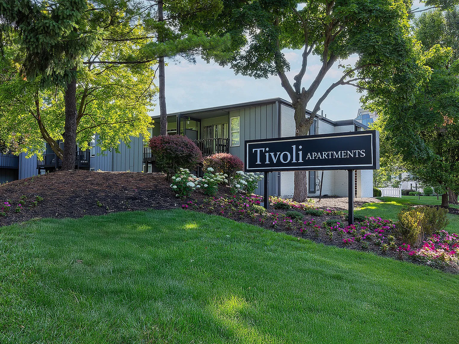 Tivoli Apartments — Photo 2