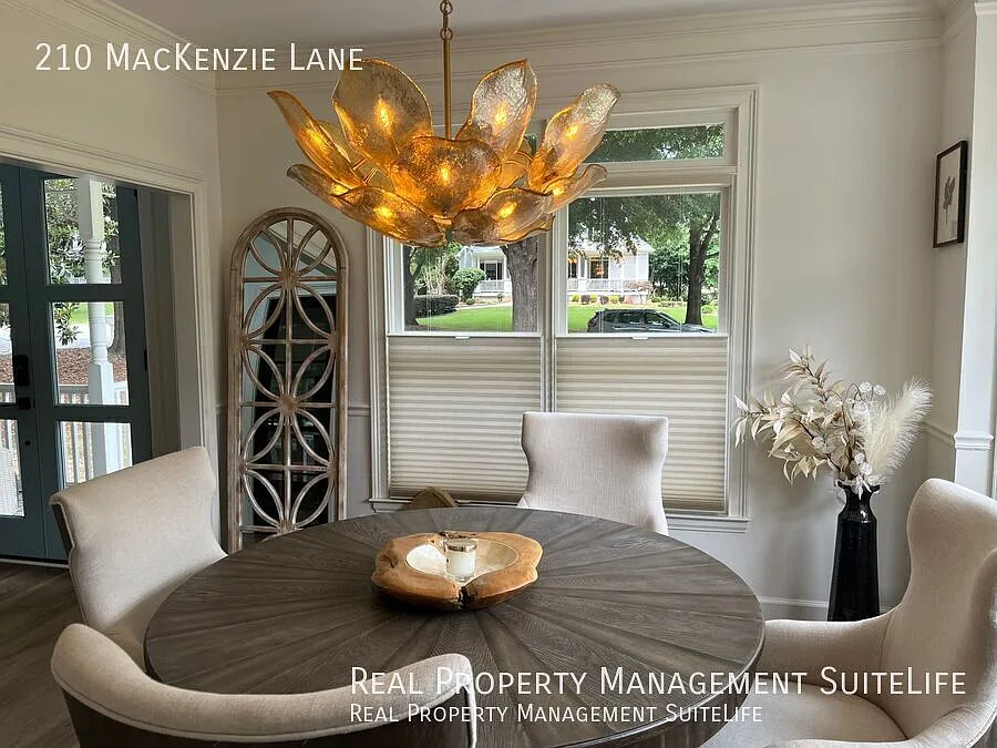 Luxury 4 Bedroom/3.5 Bath Farmhouse-Mackenzie Walk Fayetteville — Photo 2