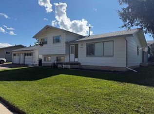 8302 E 98th St, Peace River, AB T8S1A4