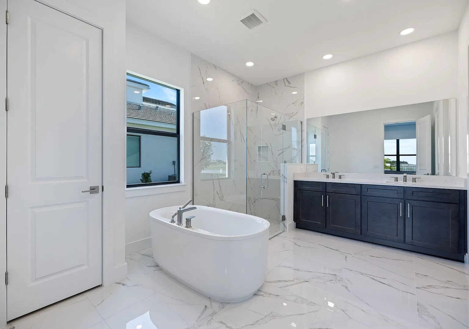 Brand New spacious 4bd/3.5bth Sarasota Home with Swimming Pool, 3-Car Garage and Loft — Photo 2