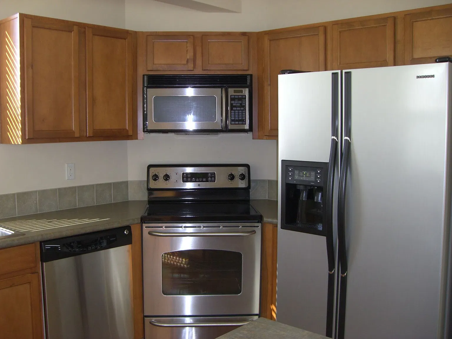3 bed, 2.5 bath, 1850 sqft, $3,500 — Photo 2