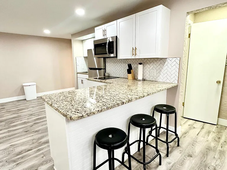 2865 Olive Dr — Photo 4