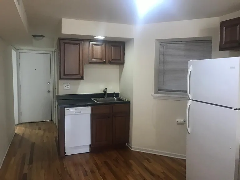 1042 W Webster Ave — Photo 5